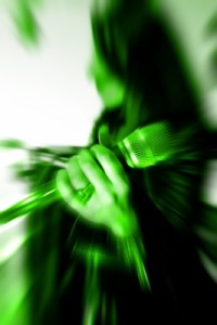 Photo green female hand holding microphone